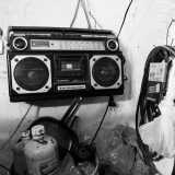 Il tutto mentre uno stereo vetusto appeso su un muro trasmette "Io vagabondo", il successo dei Nomadi inciso nel 1972